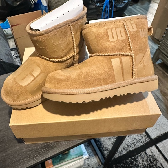 T Classic Mini Scatter Graphic UGG New - Picture 9 of 11